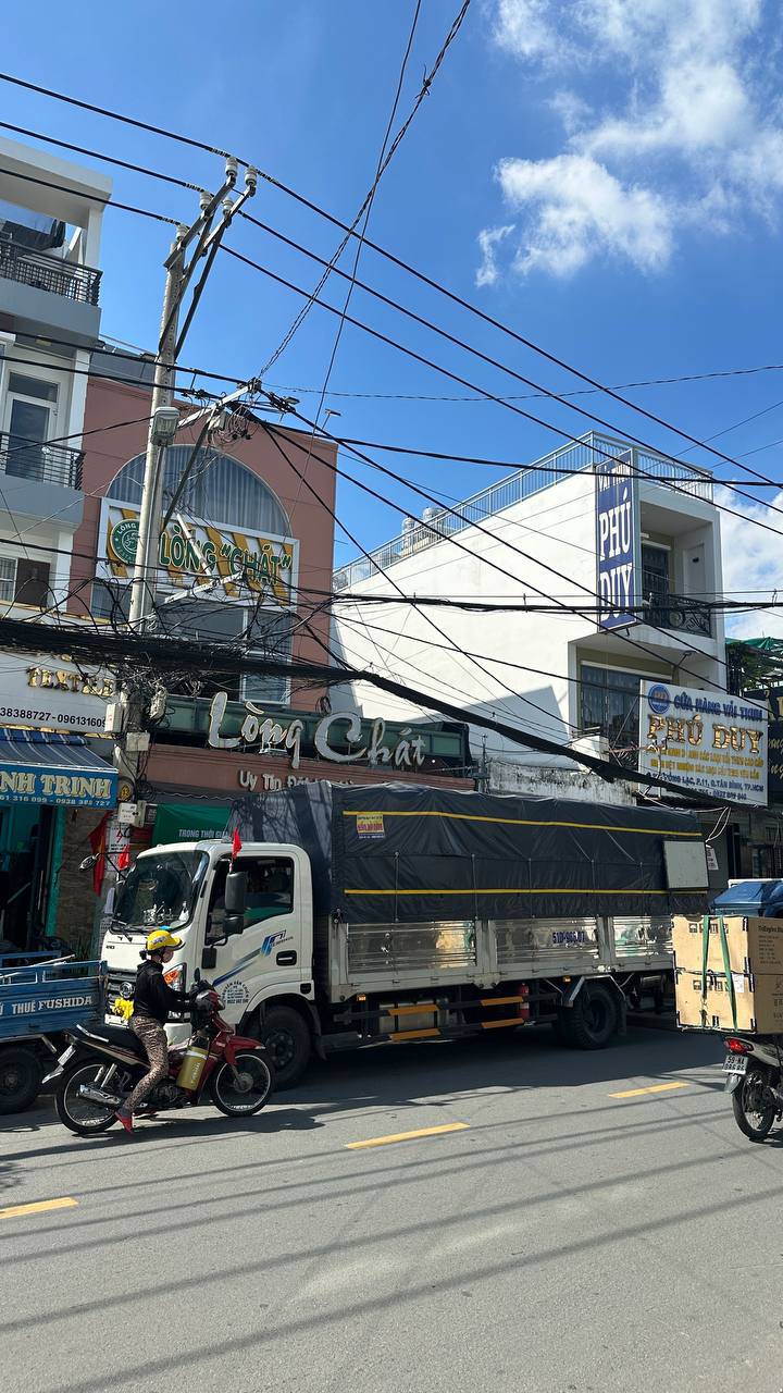 HOT: Cơ sở Lòng Chát TP.HCM bất ngờ dọn bàn ghế và bát đĩa chuyển đi dù chỉ mới thông báo "tạm dừng hoạt động" - Ảnh 1