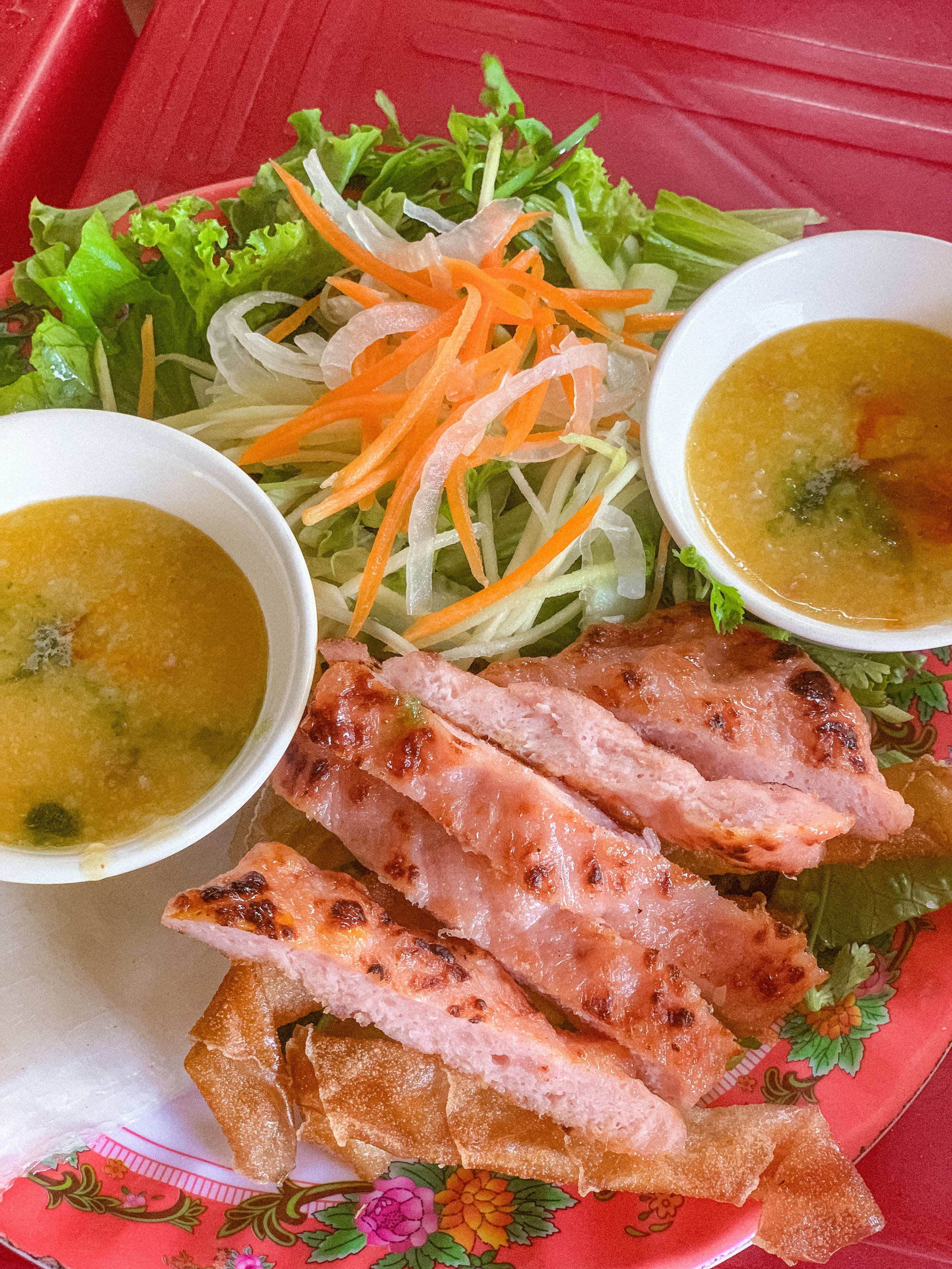 Du khách "sốc" khi đi ăn ở Nha Trang: Bánh bèo 15k/khay 10 chiếc, bánh xèo 8k/chiếc "ú ụ" hải sản - Ảnh 1