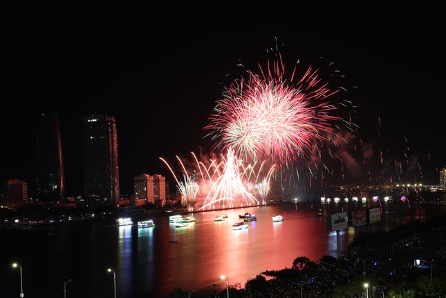 ‘Bỏng tay’ giá vé du thuyền xem pháo hoa Đà Nẵng - Ảnh 1
