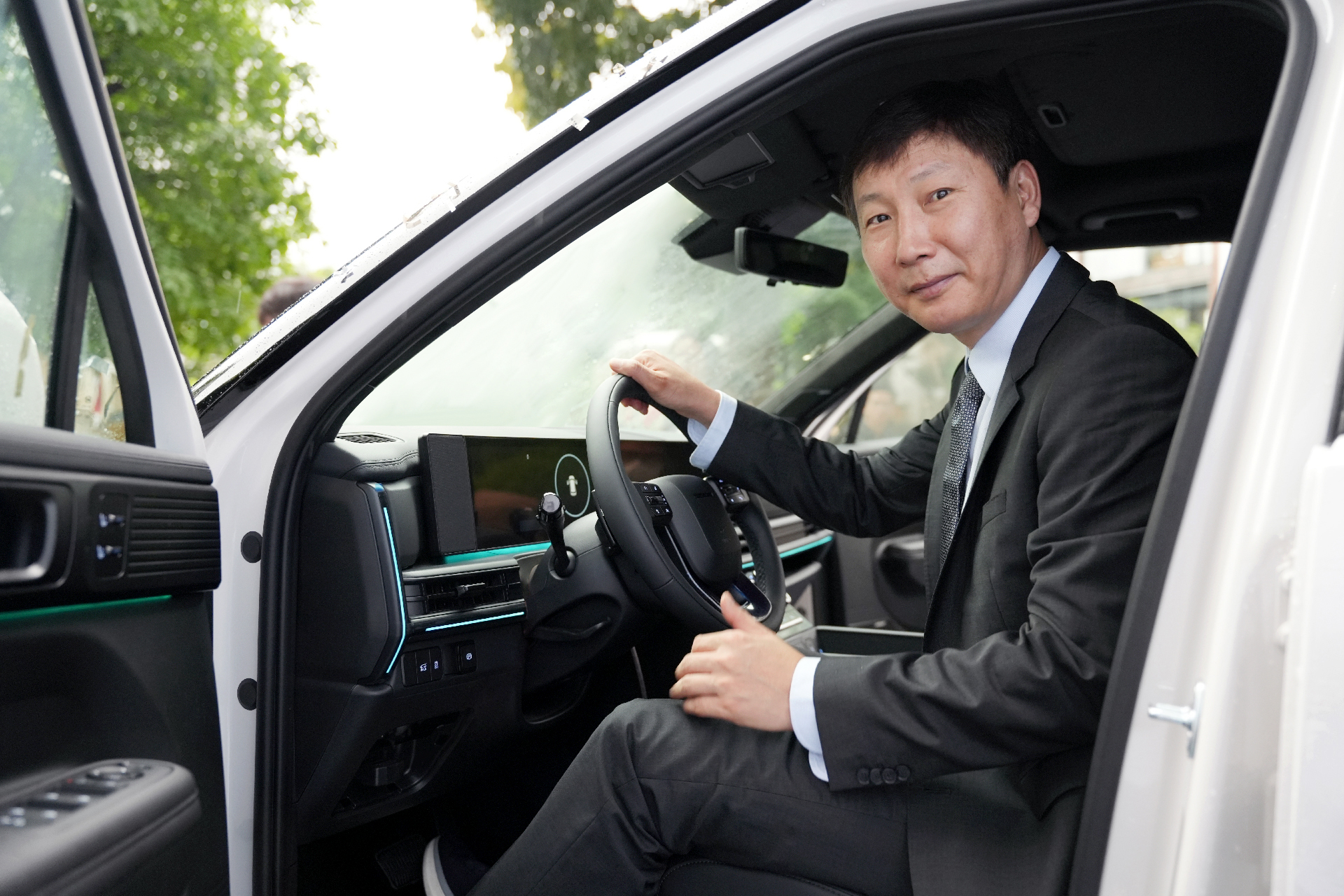 Hyundai Thành Công bàn giao xe Santa Fe bản cao nhất cho HLV tuyển Việt Nam Kim Sang-sik - Ảnh 4