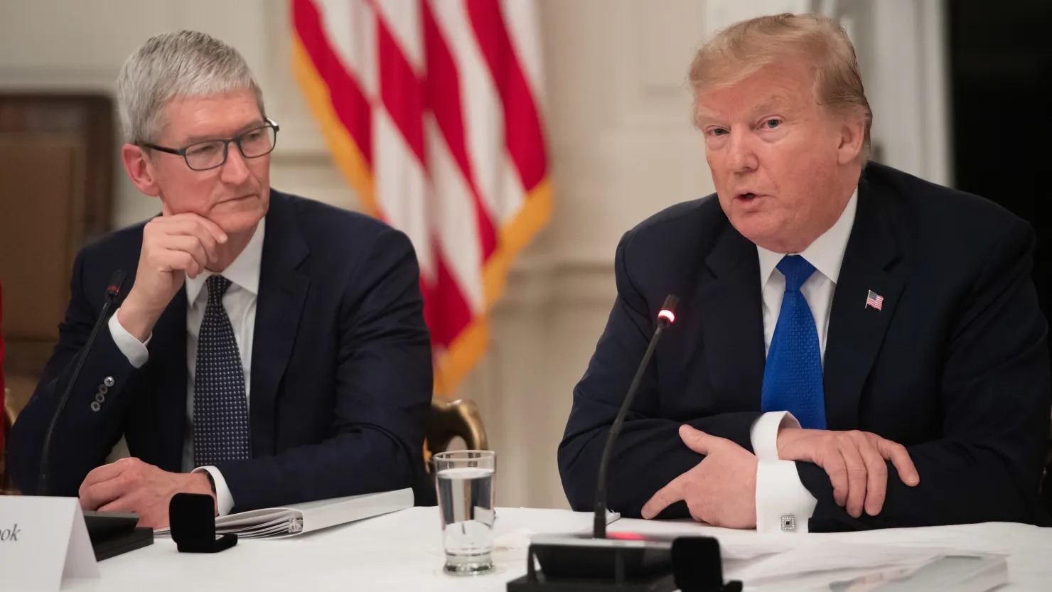 Tim Cook 'đùa kém vui', ông Trump đã căng: 'Anh nói đến đây với 500 tỷ USD, giờ lại xây dựng khắp Ấn Độ, tôi không muốn điều đó' - Ảnh 1