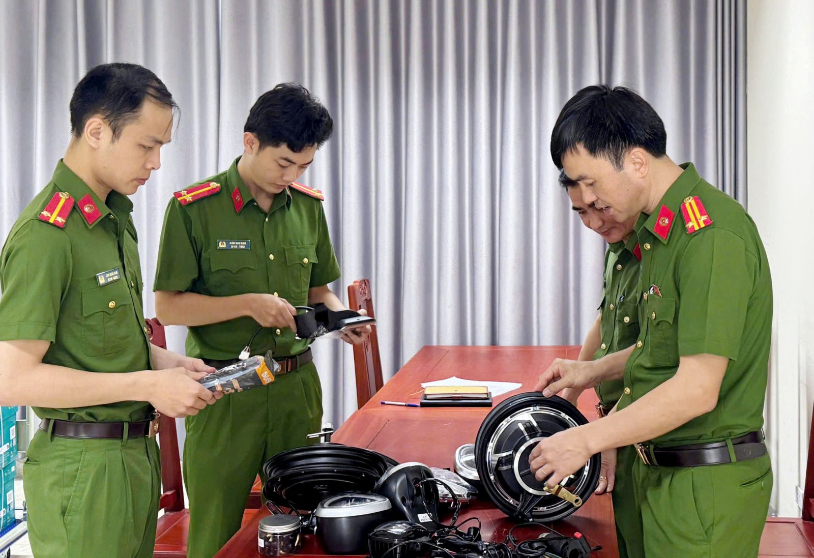 Phá 2 đường dây buôn lậu bình ắc quy, phụ tùng xe điện hàng trăm tỉ đồng từ Trung Quốc - Ảnh 2