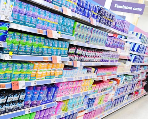 Anh: Phát hiện nồng độ thuốc trừ sâu cực cao trong băng vệ sinh, gấp 40 lần quy định - Ảnh 1