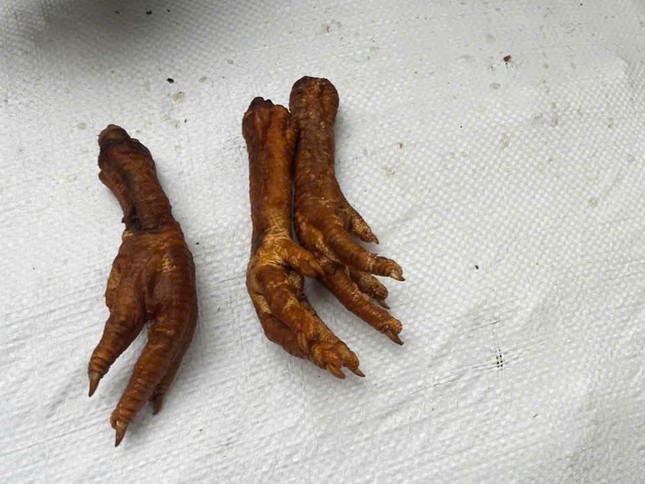 Hà Nội: Bắt giữ hơn 1 tấn chân gà chiên không rõ nguồn gốc - Ảnh 4