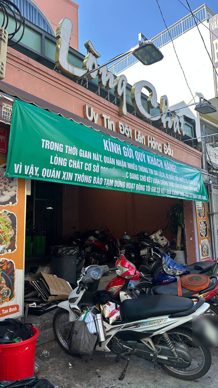 HOT: Cơ sở Lòng Chát TP.HCM bất ngờ dọn bàn ghế và bát đĩa chuyển đi dù chỉ mới thông báo "tạm dừng hoạt động" - Ảnh 2