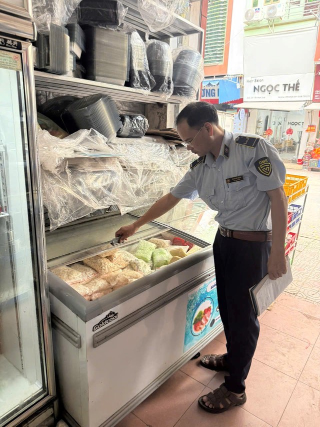 Hàng trăm gói cùi bưởi, trà thái, khoai dẻo... bị buộc tiêu huỷ vì không rõ nguồn gốc, xuất xứ - Ảnh 1