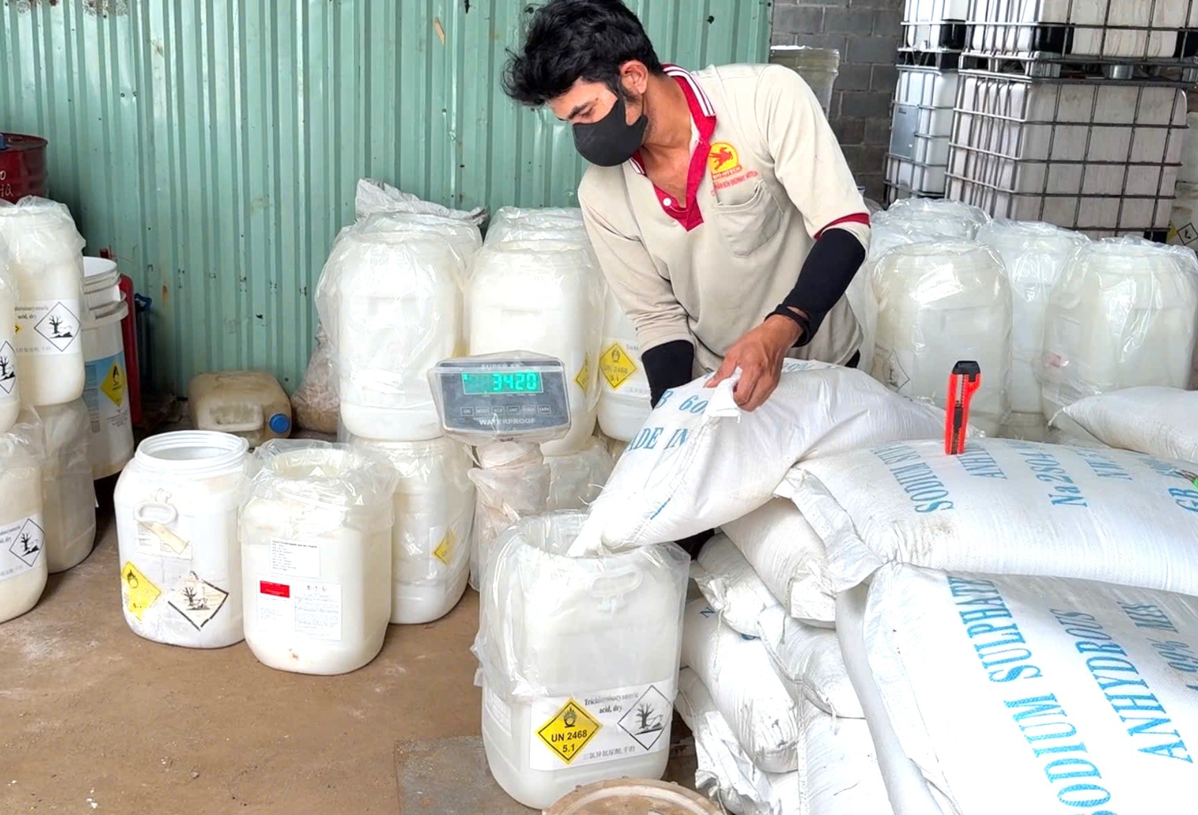 Bên trong công ty nghi làm phân bón giả ở Đồng Nai - Ảnh 5