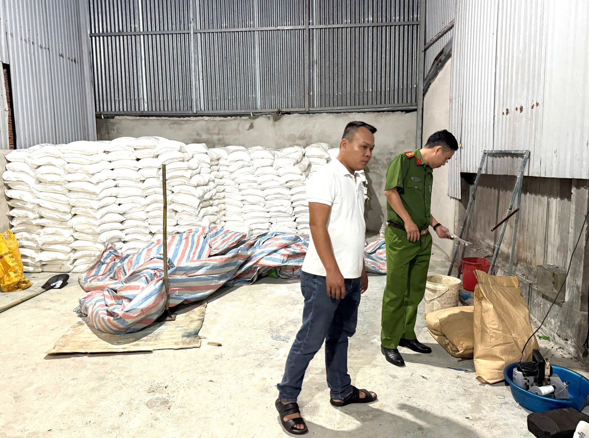 Bên trong công ty nghi làm phân bón giả ở Đồng Nai - Ảnh 4