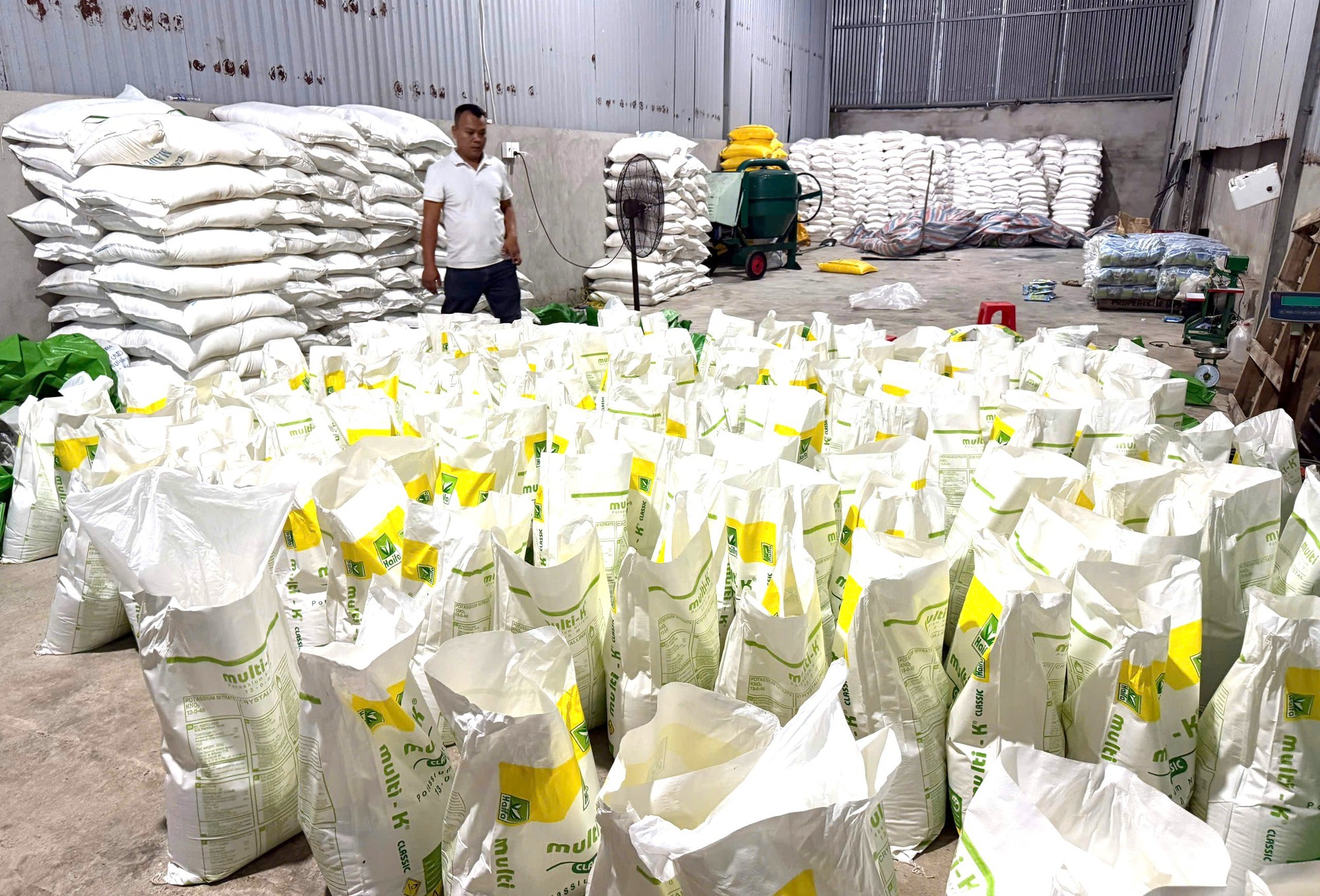 Bên trong công ty nghi làm phân bón giả ở Đồng Nai - Ảnh 1