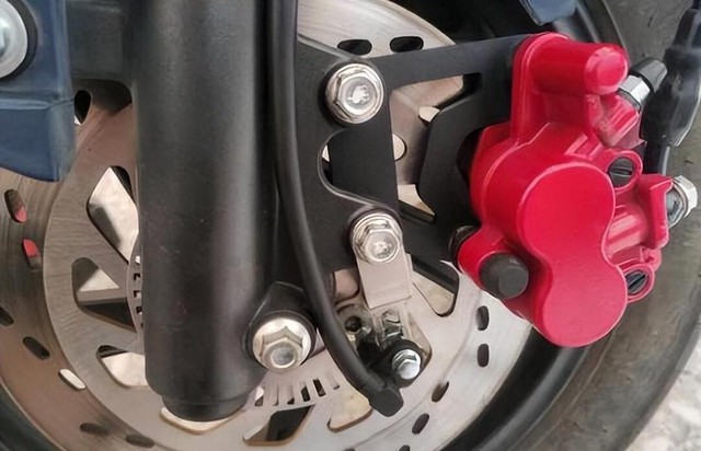 Chiếc xe tay ga không ABS của nhà Suzuki khiến thị trường Trung Quốc 'náo loạn': Người dùng nóng ruột, hãng vẫn im lặng! - Ảnh 2