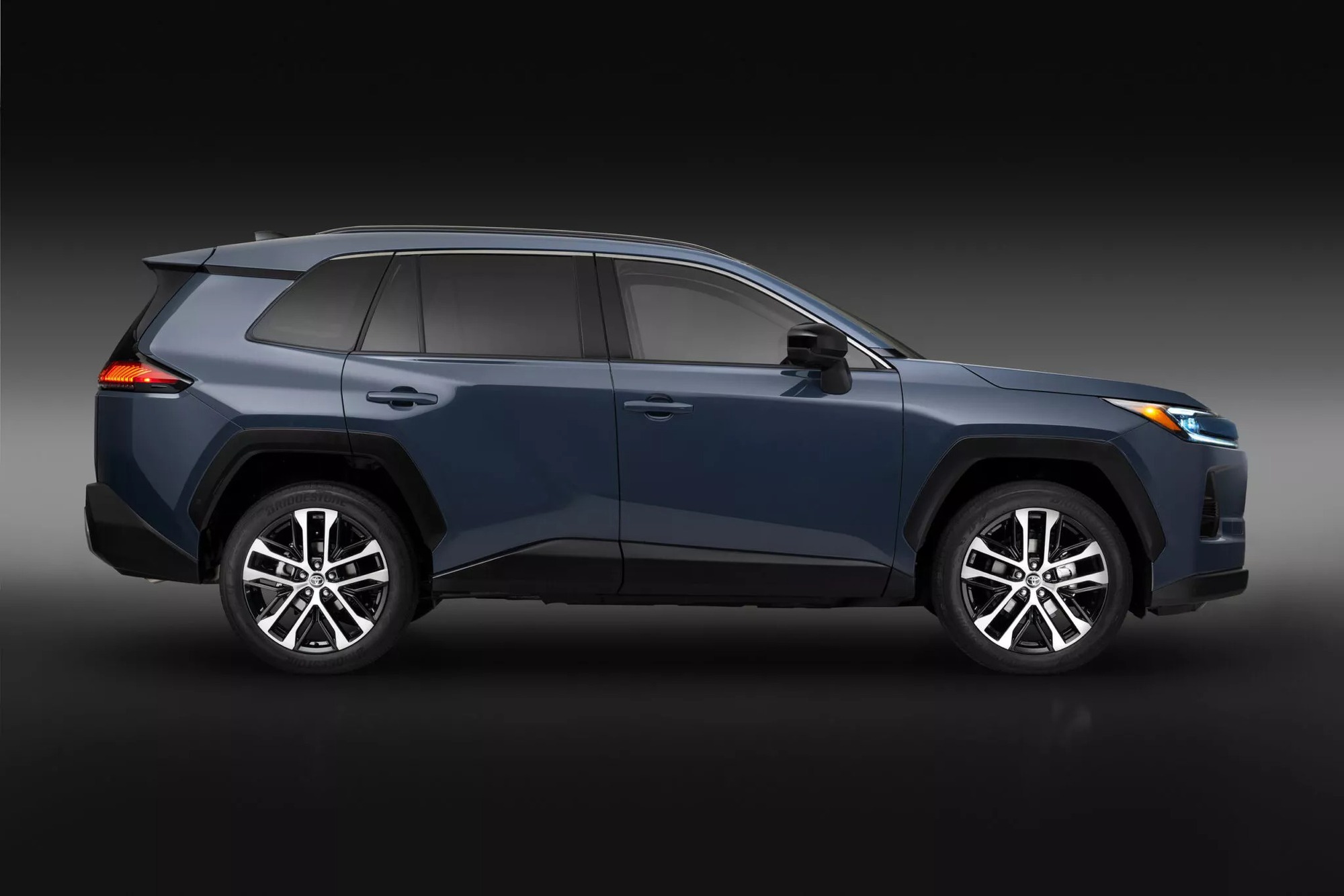 Toyota RAV4 thế hệ mới ra mắt: Đấu Honda CR-V bằng màn lớn, chỉ còn hybrid, mạnh tới 320 mã lực, chạy không xăng 80km/sạc - Ảnh 12