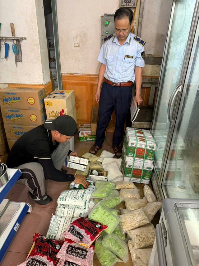 Hàng trăm gói cùi bưởi, trà thái, khoai dẻo... bị buộc tiêu huỷ vì không rõ nguồn gốc, xuất xứ - Ảnh 2