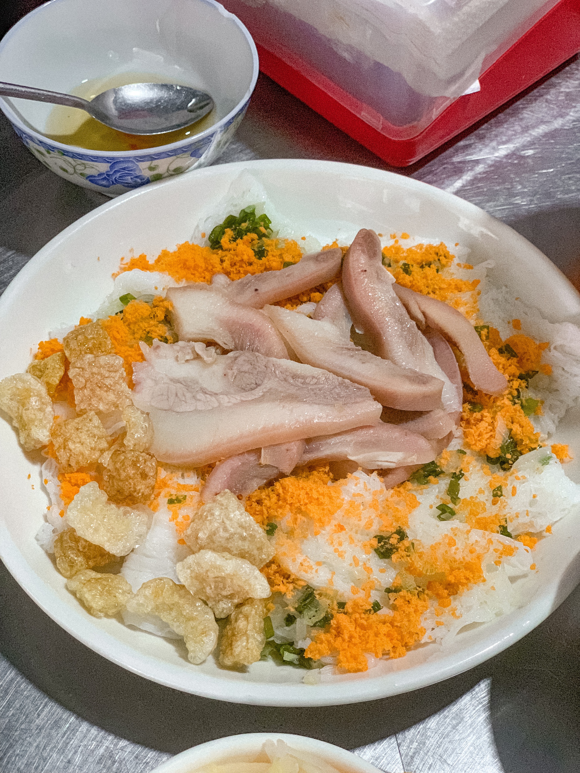 Du khách "sốc" khi đi ăn ở Nha Trang: Bánh bèo 15k/khay 10 chiếc, bánh xèo 8k/chiếc "ú ụ" hải sản - Ảnh 3