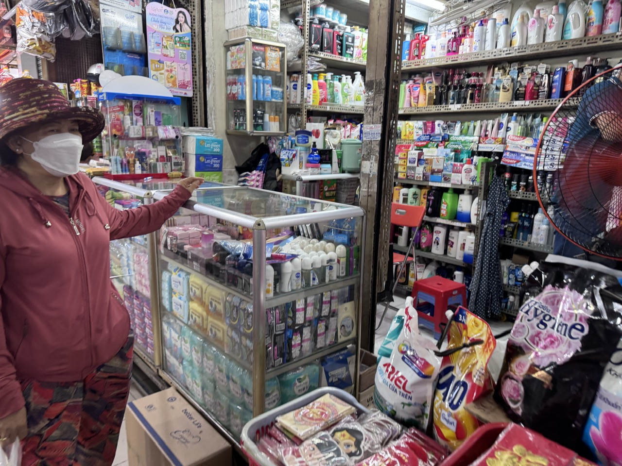 Bộ Y tế ra quân kiểm tra, nhiều cửa hàng mỹ phẩm ngưng bán - Ảnh 1