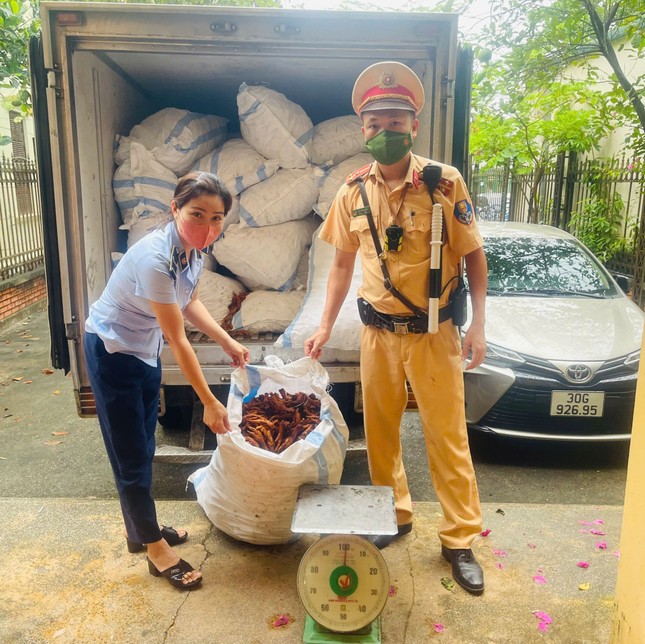Hà Nội: Bắt giữ hơn 1 tấn chân gà chiên không rõ nguồn gốc - Ảnh 1