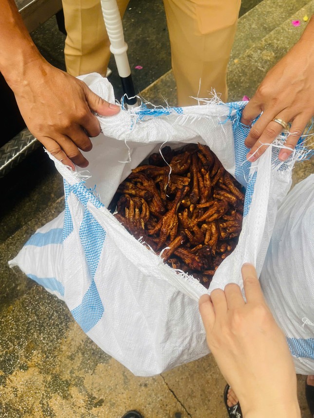 Hà Nội: Bắt giữ hơn 1 tấn chân gà chiên không rõ nguồn gốc - Ảnh 2