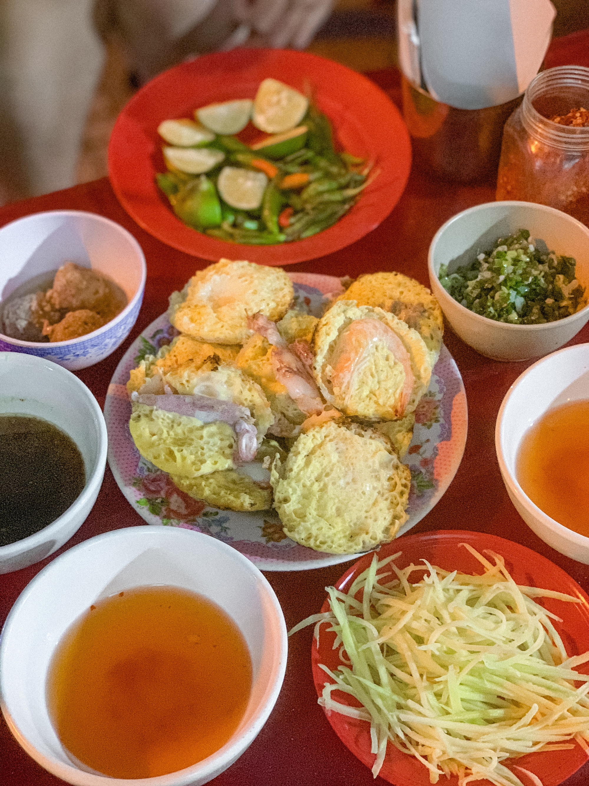 Du khách "sốc" khi đi ăn ở Nha Trang: Bánh bèo 15k/khay 10 chiếc, bánh xèo 8k/chiếc "ú ụ" hải sản - Ảnh 7