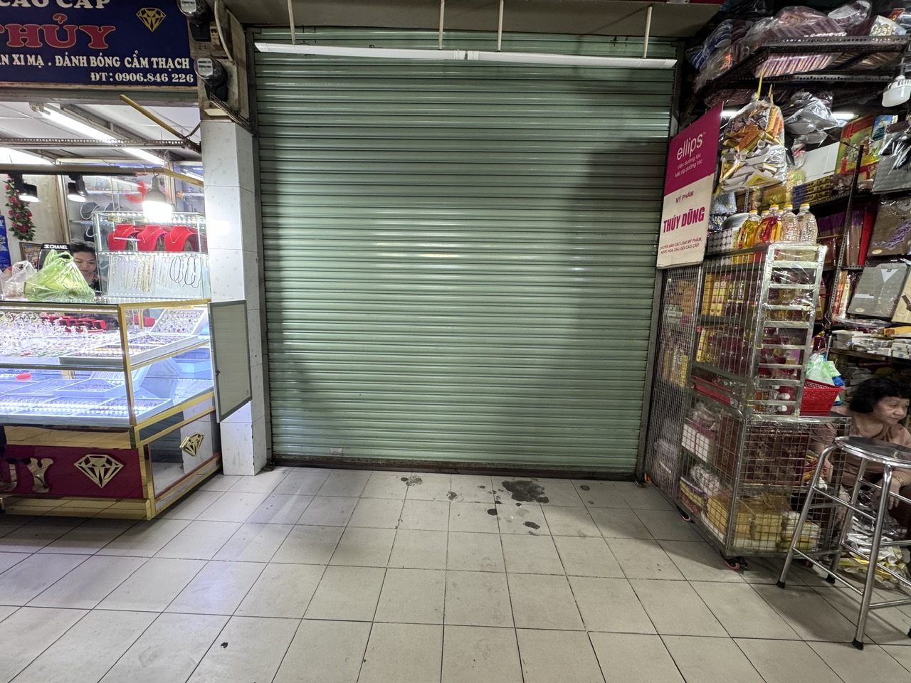 Bộ Y tế ra quân kiểm tra, nhiều cửa hàng mỹ phẩm ngưng bán - Ảnh 3