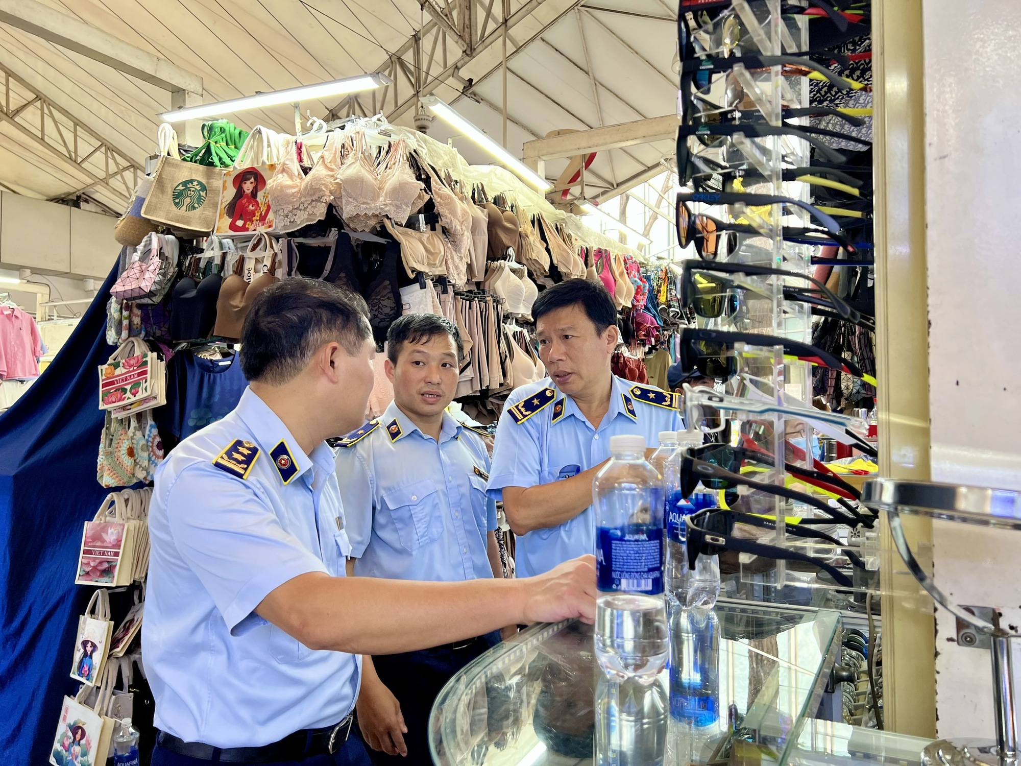 Đột kích Saigon Square, thu giữ hàng ngàn sản phẩm "nhái" các thương hiệu nổi tiếng - Ảnh 1