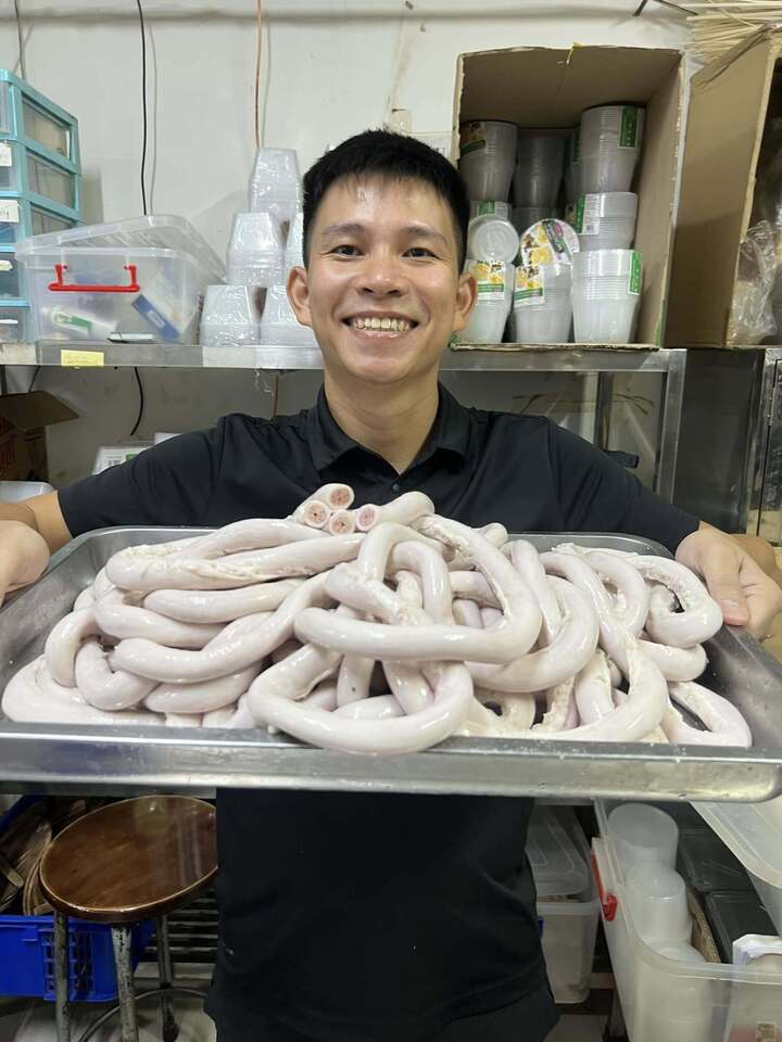 TikToker 'Thế Lòng Se Điếu' quảng cáo đoạn lòng lợn dài 40m là ai? - Ảnh 1