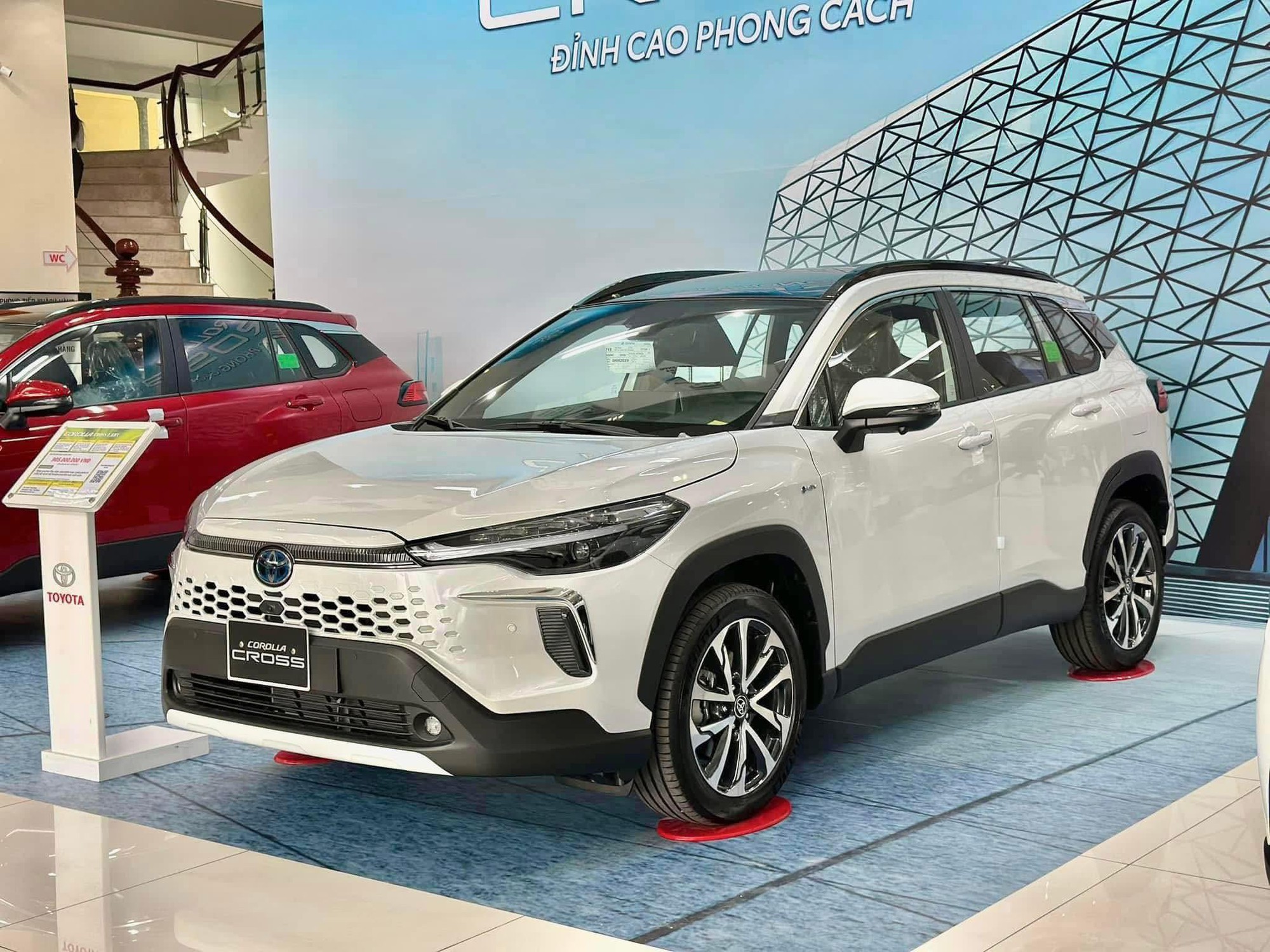 Toyota Corolla Cross giảm giá nhiều nhất 46 triệu đồng: Giá khởi điểm còn 779 triệu, càng làm khó nhóm 'đàn em' Seltos, Creta - Ảnh 1