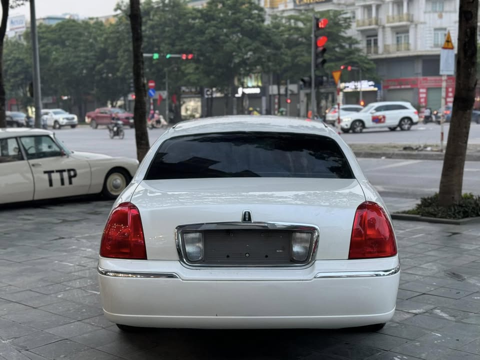 Lincoln Limousine hiếm bán lại giá 1,2 tỷ: Giá ngang Camry mới, dài gần gấp đôi C-Class, có ghế sofa, quầy bar 'sang chảnh' - Ảnh 3