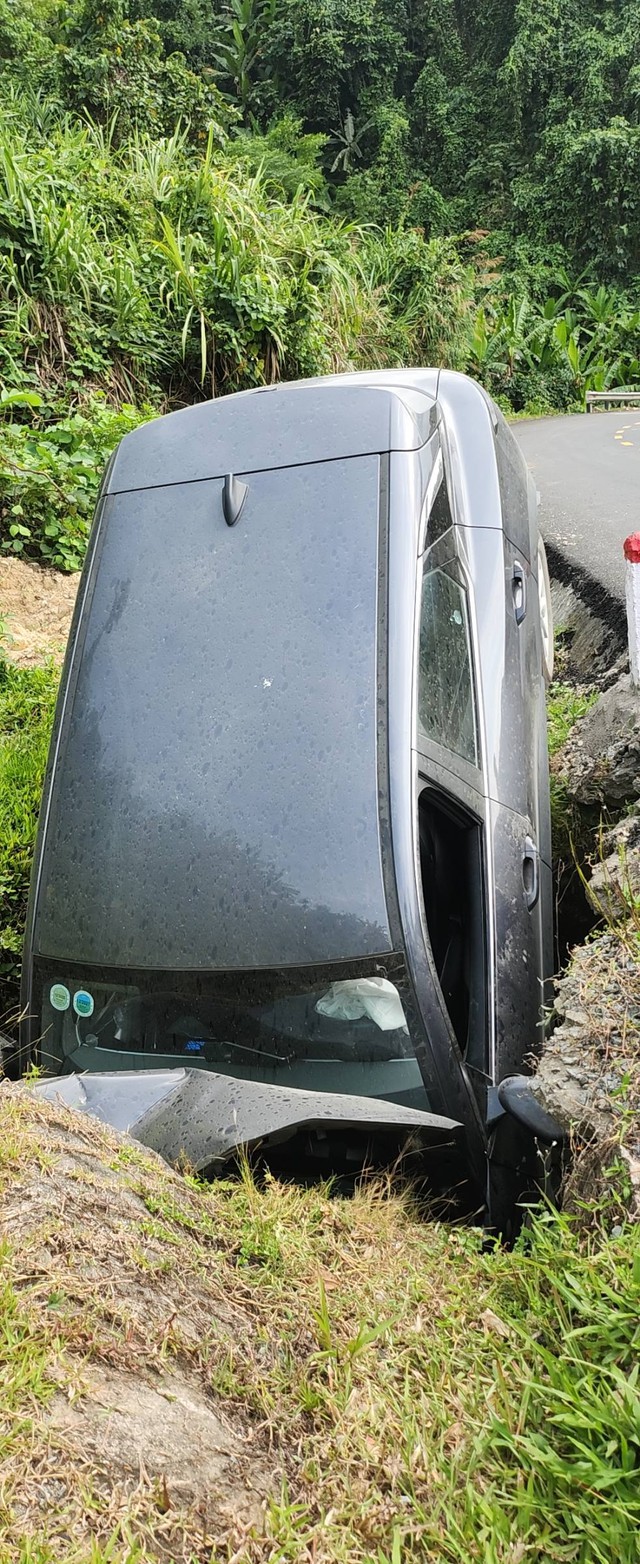 Tránh 2 người 'say rượu', VinFast VF 6 tông gãy cột đường rồi rớt hố: Tình trạng người lái gây bất ngờ - Ảnh 1