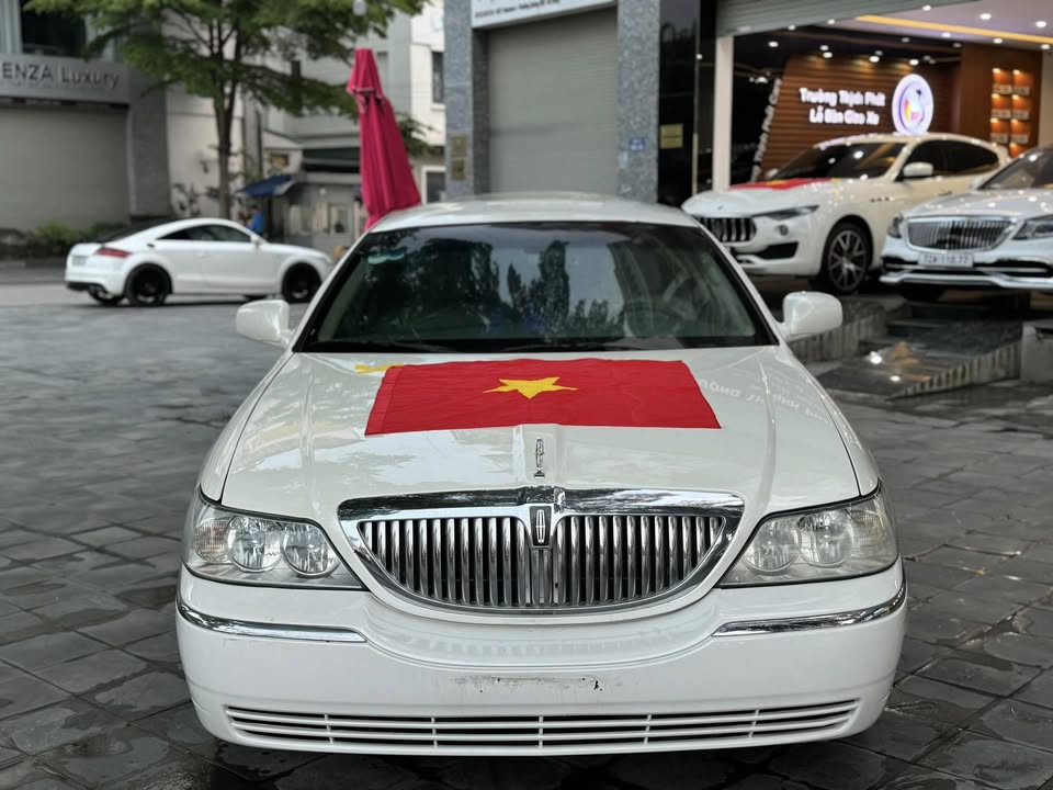 Lincoln Limousine hiếm bán lại giá 1,2 tỷ: Giá ngang Camry mới, dài gần gấp đôi C-Class, có ghế sofa, quầy bar 'sang chảnh' - Ảnh 2