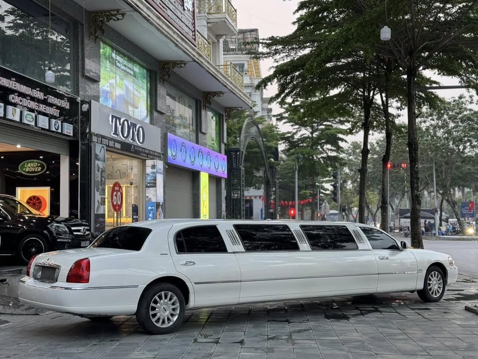 Lincoln Limousine hiếm bán lại giá 1,2 tỷ: Giá ngang Camry mới, dài gần gấp đôi C-Class, có ghế sofa, quầy bar 'sang chảnh' - Ảnh 5