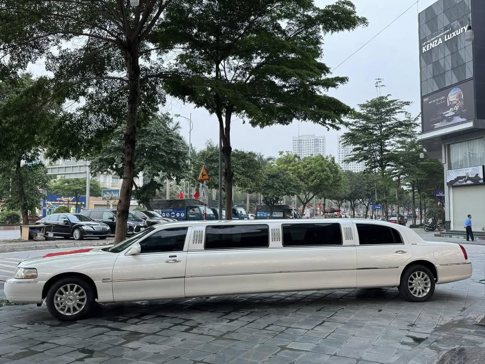 Lincoln Limousine hiếm bán lại giá 1,2 tỷ: Giá ngang Camry mới, dài gần gấp đôi C-Class, có ghế sofa, quầy bar 'sang chảnh' - Ảnh 1