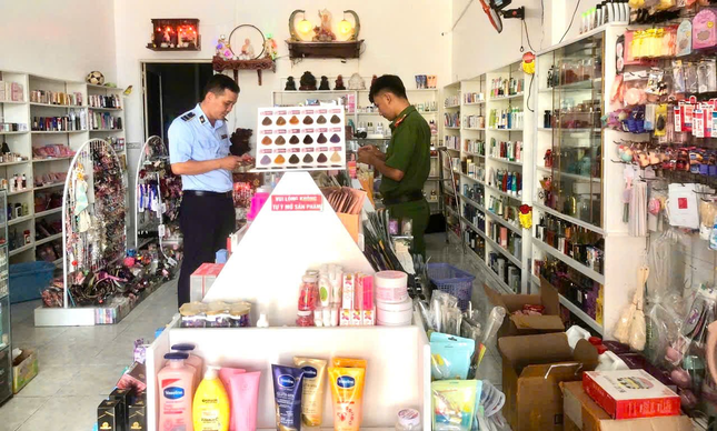 Đột kích kho mỹ phẩm 'khủng' chuyên bán online ở Cà Mau - Ảnh 1