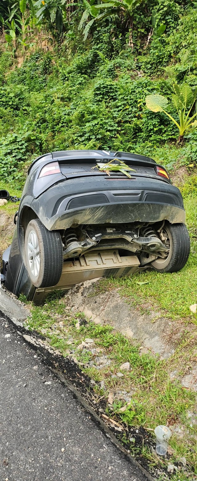 Tránh 2 người 'say rượu', VinFast VF 6 tông gãy cột đường rồi rớt hố: Tình trạng người lái gây bất ngờ - Ảnh 2