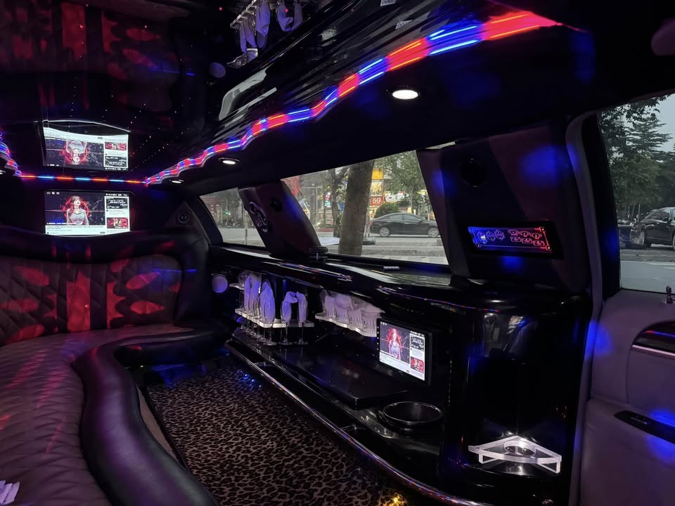 Lincoln Limousine hiếm bán lại giá 1,2 tỷ: Giá ngang Camry mới, dài gần gấp đôi C-Class, có ghế sofa, quầy bar 'sang chảnh' - Ảnh 4