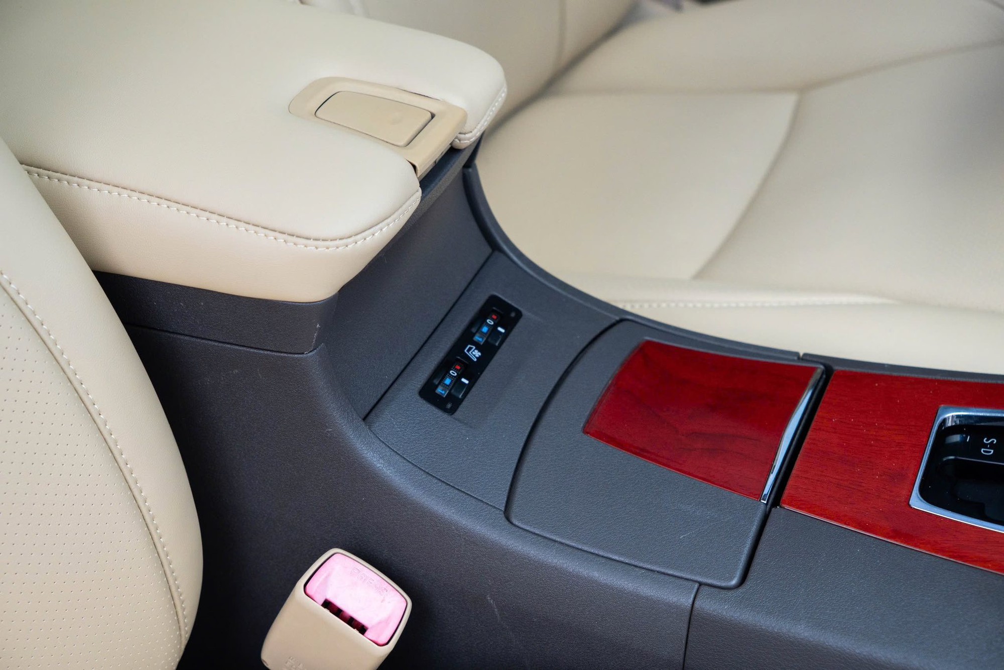 Lexus ES gần 20 năm tuổi vẫn có giá hơn 400 triệu: Chạy 140.000km, nội thất còn đẹp, ngoại thất nhuốm màu thời gian - Ảnh 11