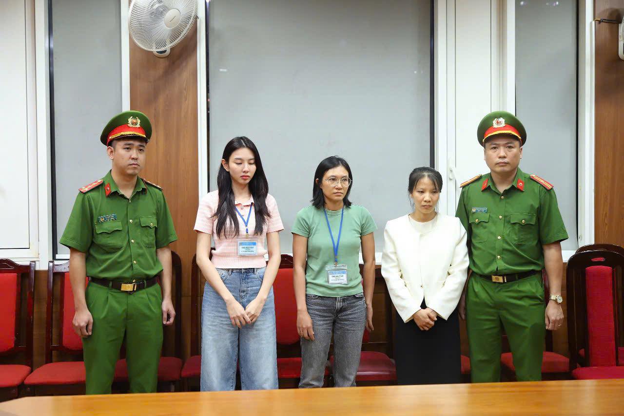 Khám xét nơi ở của Hoa hậu Nguyễn Thúc Thùy Tiên tại quận 4, lực lượng chức năng thu về nhiều tài liệu - Ảnh 3