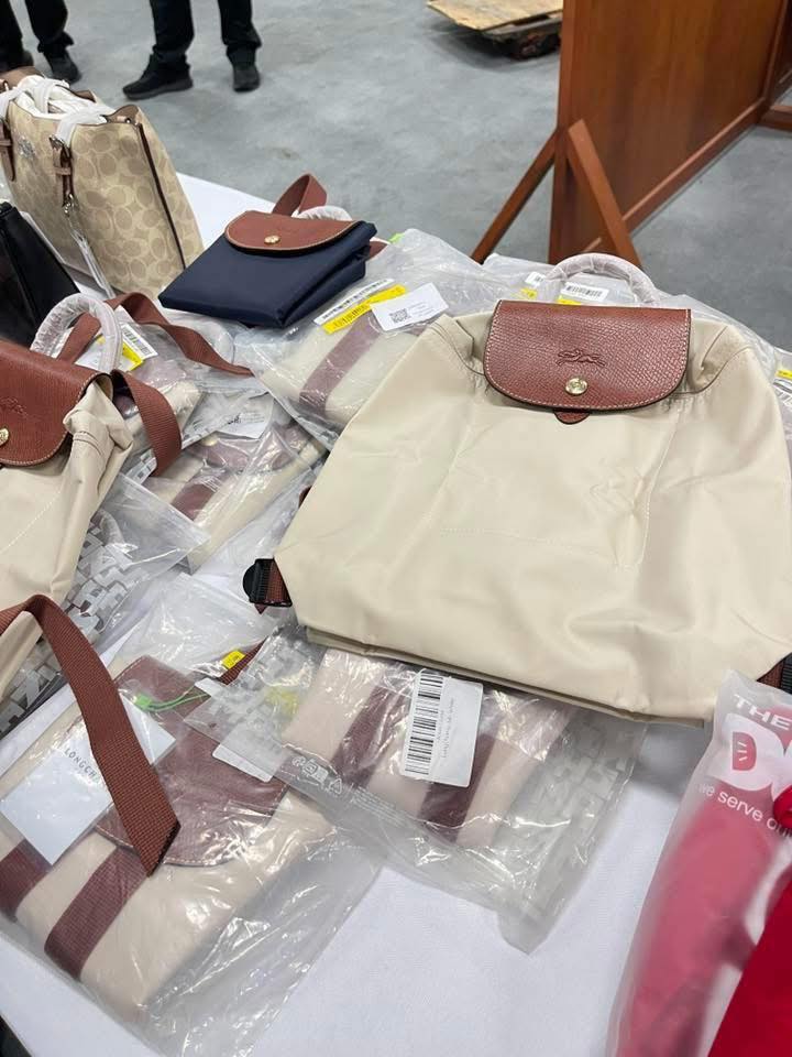 Hơn 78.223 sản phẩm mỹ phẩm, thiết bị điện tử,... giả bị phát hiện ở Thái Lan: Đường dây khủng do 2 nghi phạm Trung Quốc cầm đầu - Ảnh 9