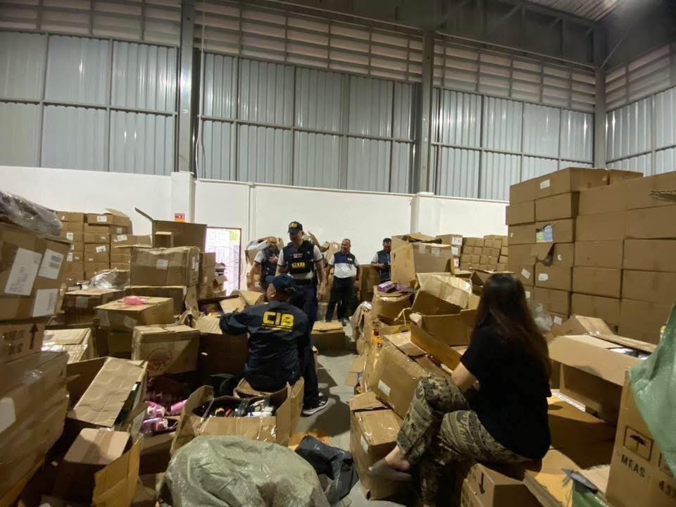 Hơn 78.223 sản phẩm mỹ phẩm, thiết bị điện tử,... giả bị phát hiện ở Thái Lan: Đường dây khủng do 2 nghi phạm Trung Quốc cầm đầu - Ảnh 8