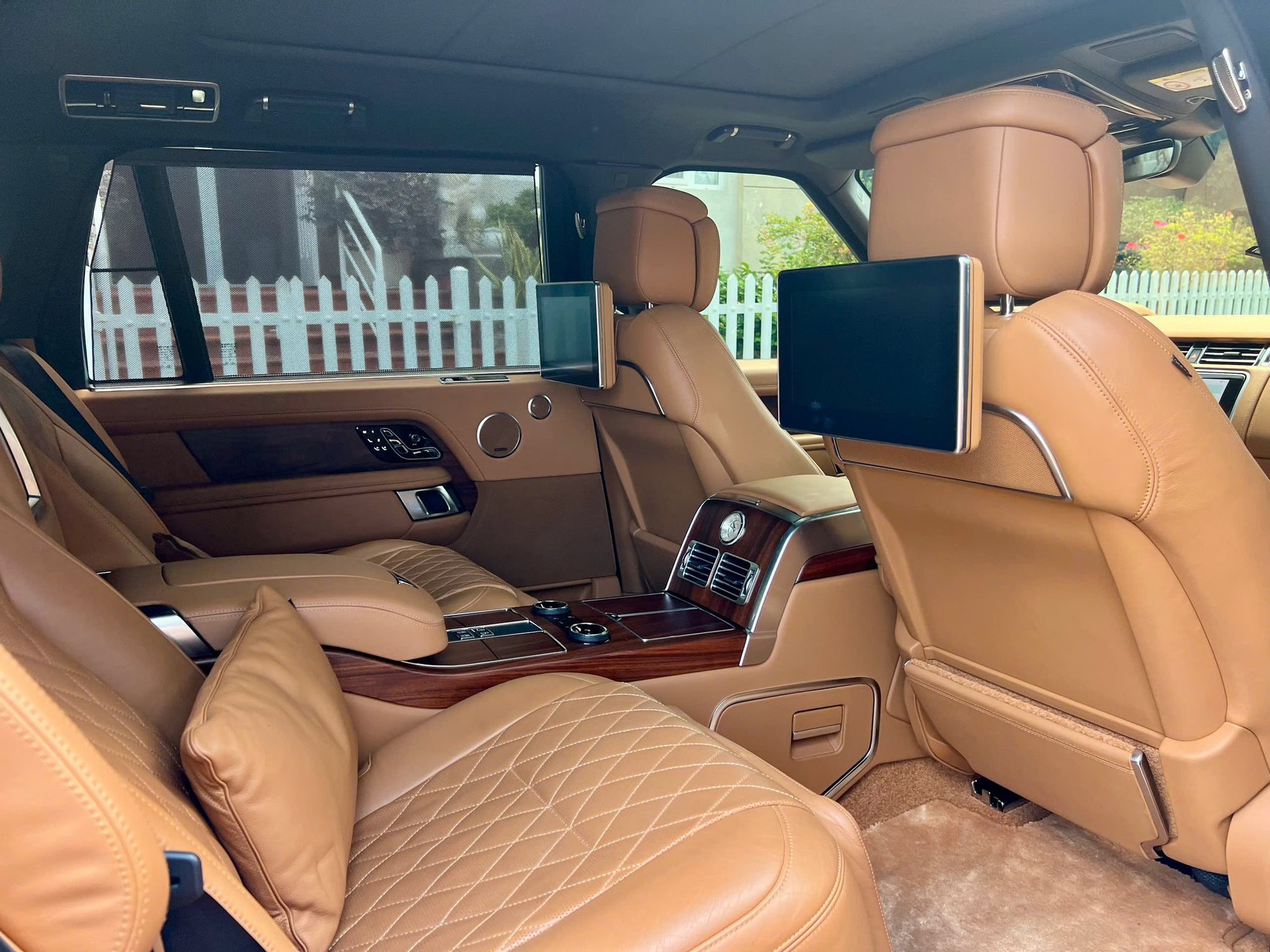 Minh Nhựa chia tay Range Rover SVAutobiography sau 3 năm gắn bó, giá rao 8 tỷ tiệm cận Mercedes-Maybach S-Class - Ảnh 5