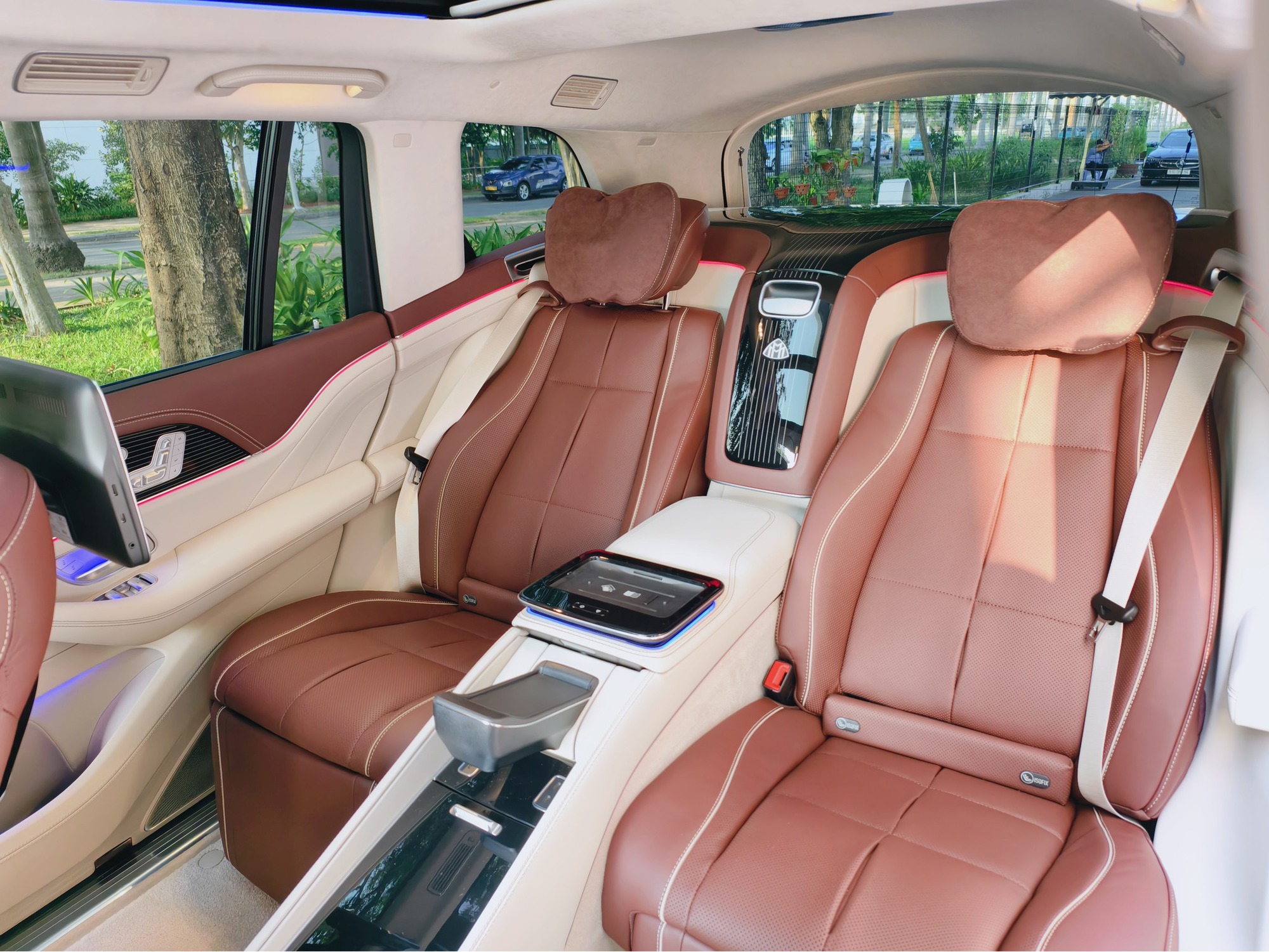 Cận cảnh Mercedes-Maybach GLS 480 hiếm ở đại lý: Riêng tiền chọn màu sơn thừa mua Mazda CX-5 bản cao nhất - Ảnh 3