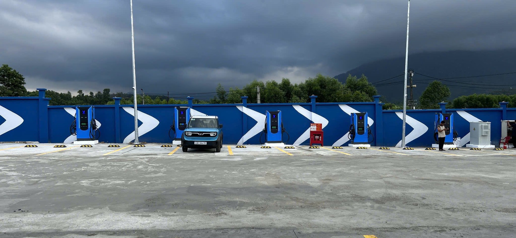 Doanh số VinFast tăng vọt liệu có đủ chỗ sạc không - CEO Xanh SM khẳng định: 'Không cần lo, 5.000 trụ siêu nhanh sẽ phủ sóng toàn quốc trong 2-3 tháng tới' - Ảnh 2