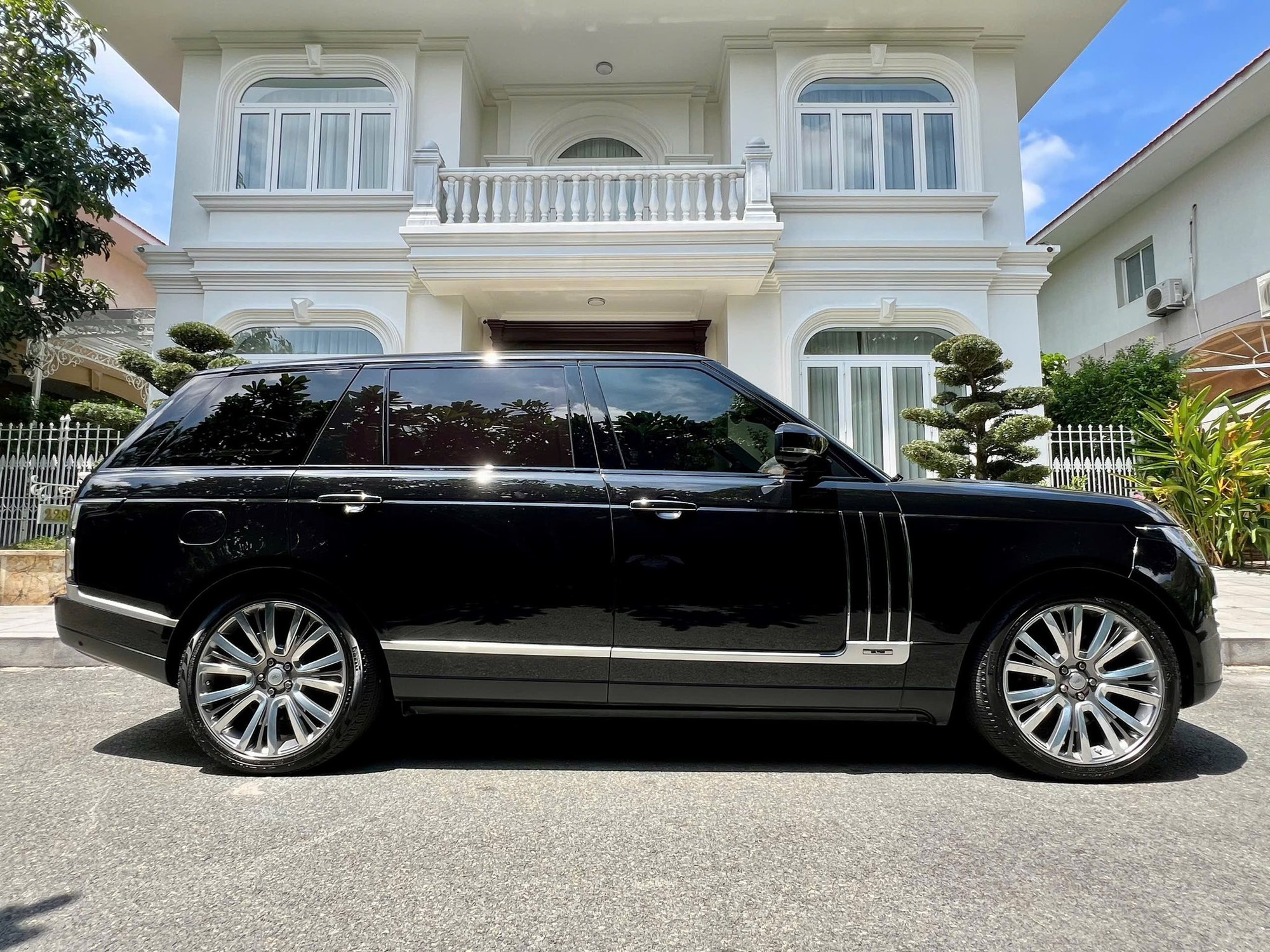 Minh Nhựa chia tay Range Rover SVAutobiography sau 3 năm gắn bó, giá rao 8 tỷ tiệm cận Mercedes-Maybach S-Class - Ảnh 3