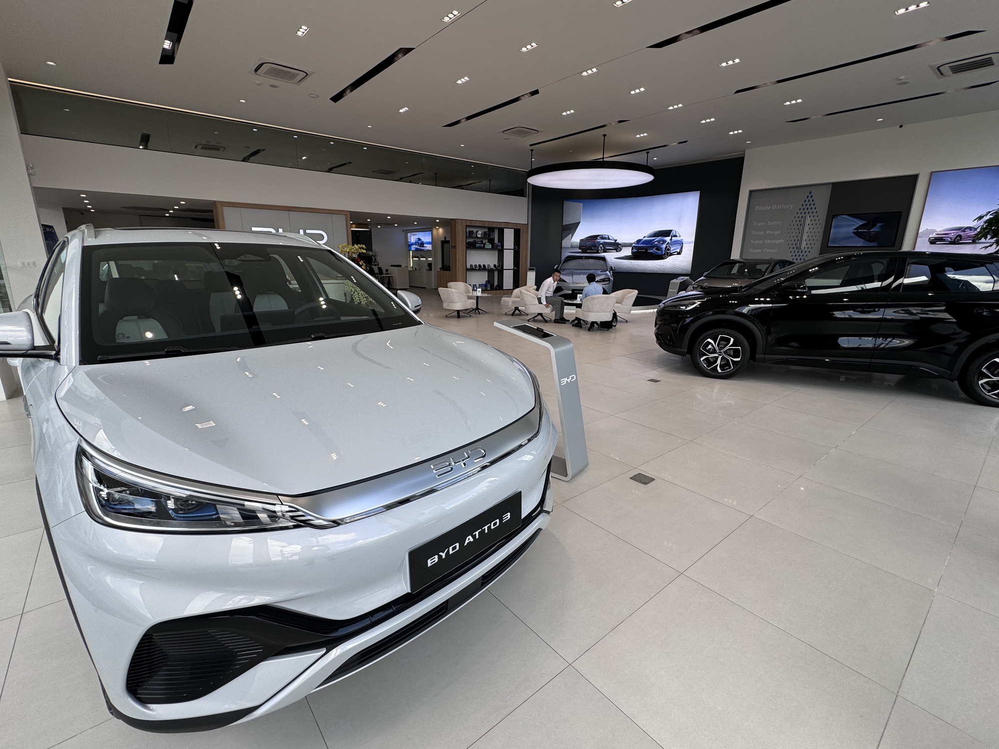 Nhiều tài xế công nghệ ngại mua xe điện Trung Quốc vì không có trạm sạc - Ảnh 1