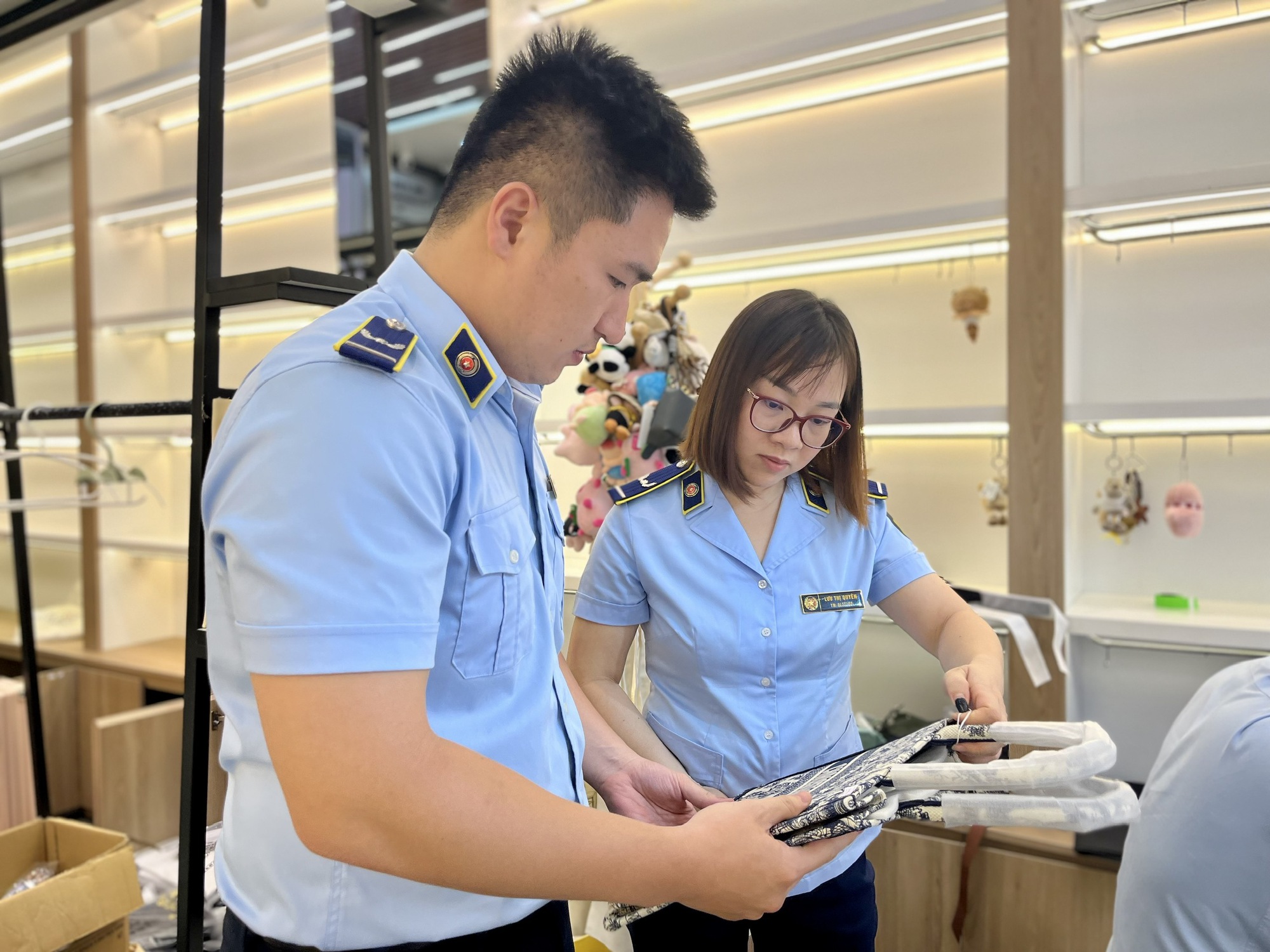 Ngang nhiên bán hàng hiệu giả ở các tuyến phố du lịch trung tâm TP Đà Nẵng - Ảnh 2