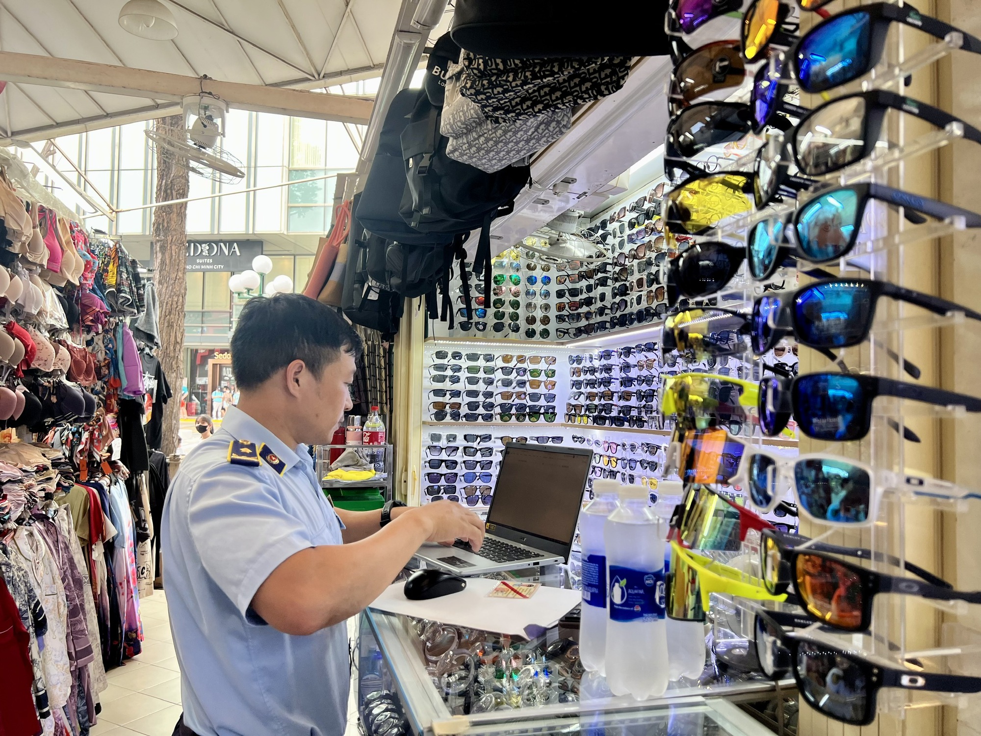 Saigon Square – “Điểm đen” buôn bán hàng nhái dai dẳng giữa trung tâm TP HCM - Ảnh 4