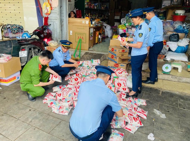 Nghệ An: Phát hiện hơn nửa tấn mì chính nghi giả thương hiệu lớn - Ảnh 2