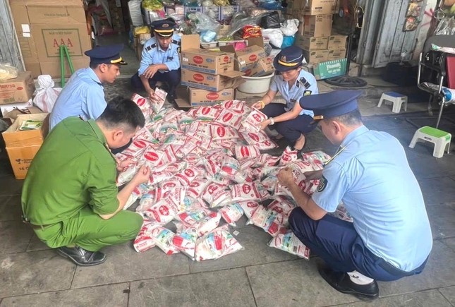 Nghệ An: Phát hiện hơn nửa tấn mì chính nghi giả thương hiệu lớn - Ảnh 1
