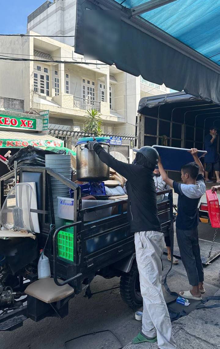 HOT: Cơ sở Lòng Chát TP.HCM bất ngờ dọn bàn ghế và bát đĩa chuyển đi dù chỉ mới thông báo "tạm dừng hoạt động" - Ảnh 9