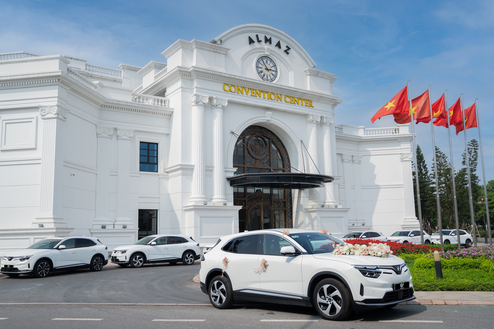 Công ty của tỷ phú Phạm Nhật Vượng mở dịch vụ cho thuê xe đón dâu, giá rẻ nhất từ 1,2 triệu - Ảnh 1