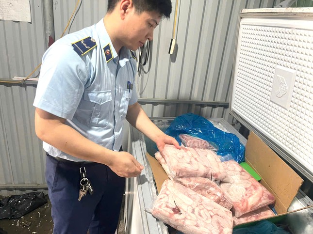 Nghệ An: Phát hiện hơn nửa tấn mì chính nghi giả thương hiệu lớn - Ảnh 3