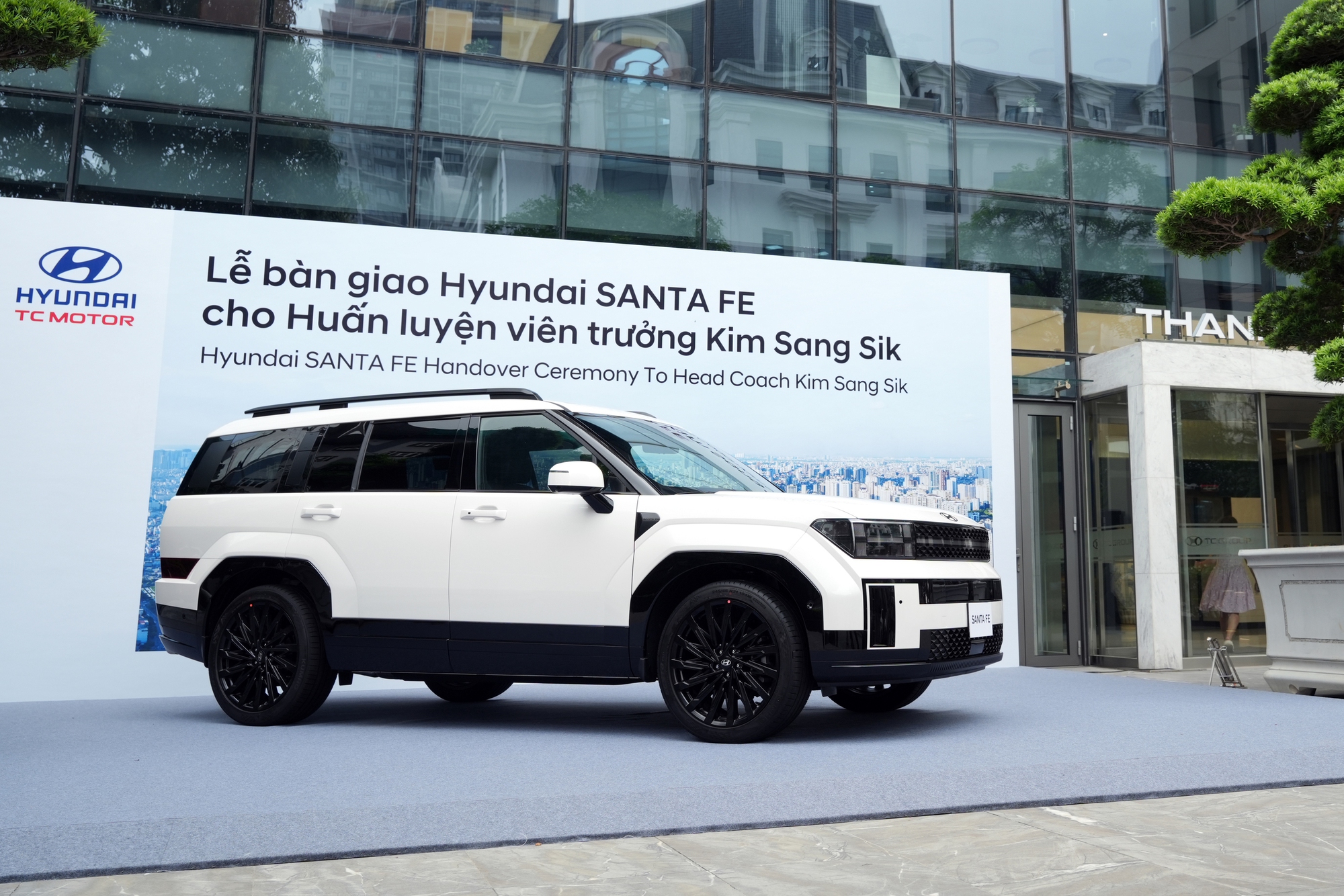 Hyundai Thành Công bàn giao xe Santa Fe bản cao nhất cho HLV tuyển Việt Nam Kim Sang-sik - Ảnh 1